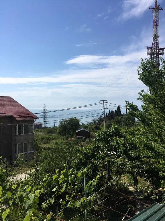 Двухэтажный дом с верандой, огороженной парковкой и сауной