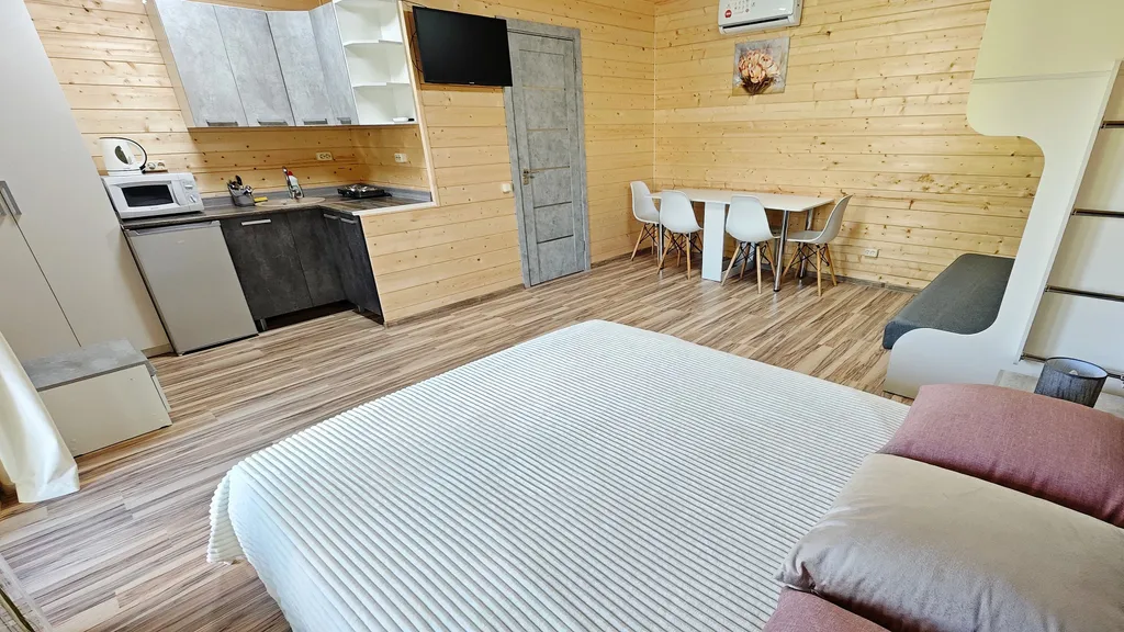 Изумрудная студия люкс с собственной террасой и отдельным входом