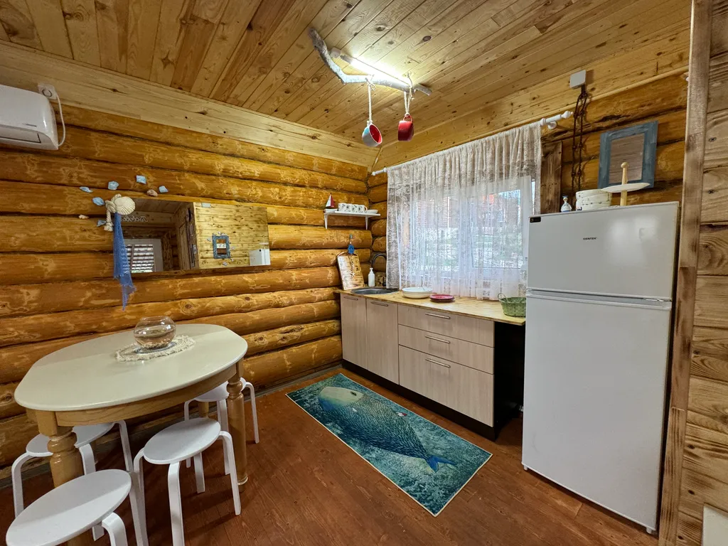 Дом деревянный и кусочек леса под окном