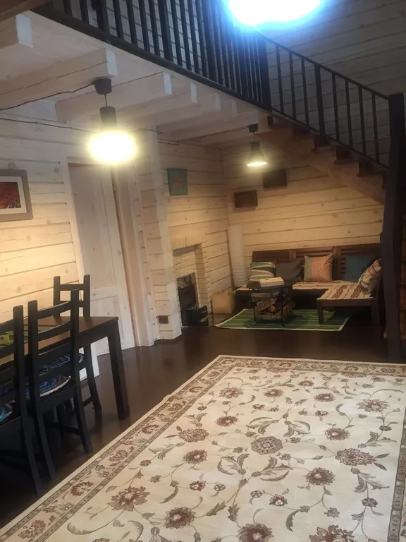 Деревянный дом у озера