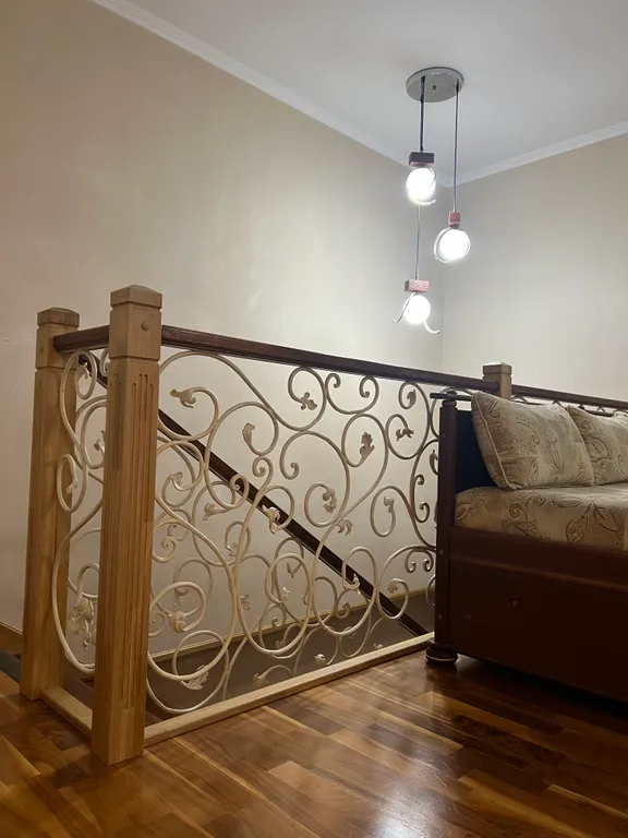 Дом с бассейном и бильярдом