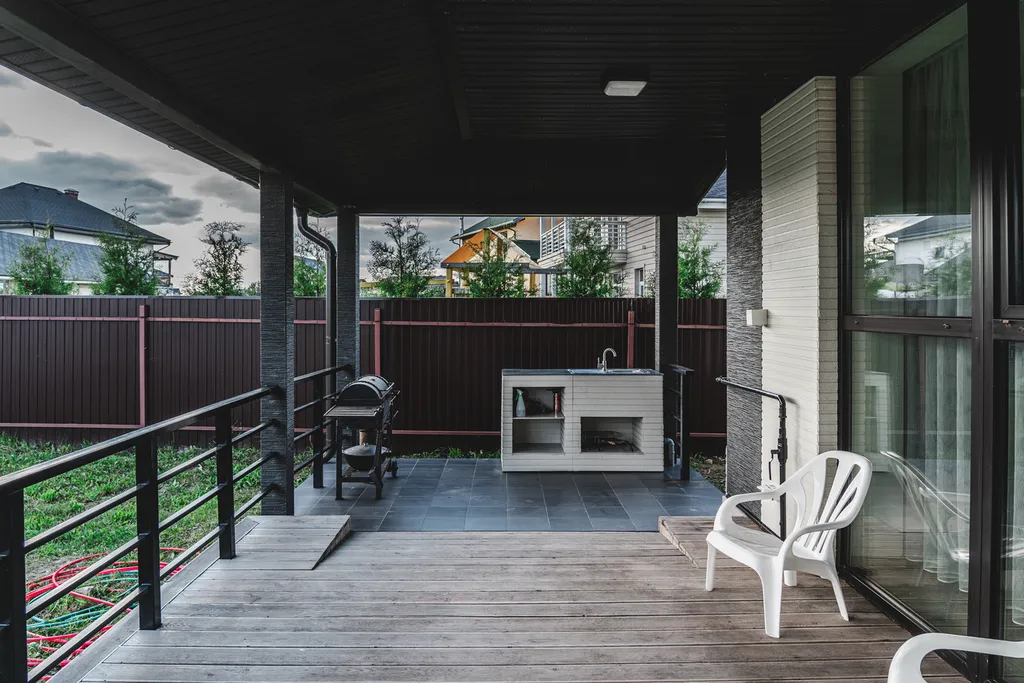 Новый дом с баней и бассейном у озера