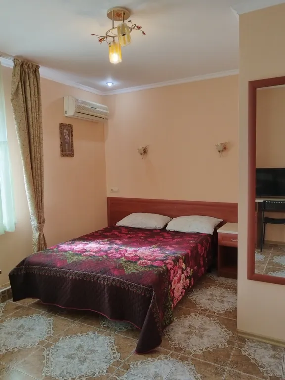 Квартира Квартира Двухместный уютный номер в Гостевом доме "Легенда" с бассейном. — Анапа