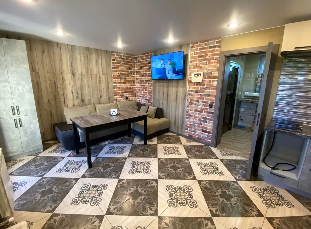 Современный новый дом с баней и банным чаном и бассейном