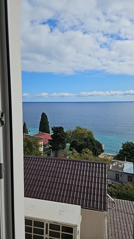 Трехместный номер с 2  кроватями и диваном. Стандарт с видом на море.