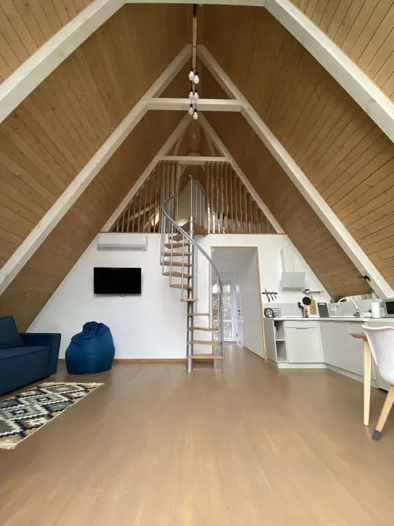 Уютный альфа домик в лесу