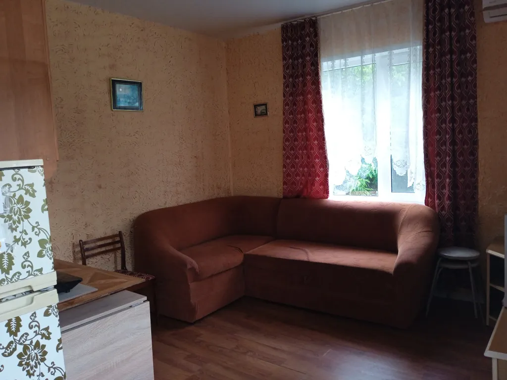 Уютный домик у реки с видом на горы