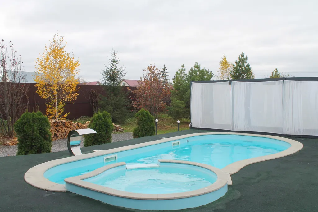 Большой дом с баней, бассейном и видом на озеро