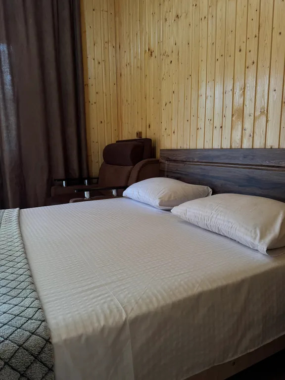 Двухэтажный деревянный коттедж с деревянной отделкой