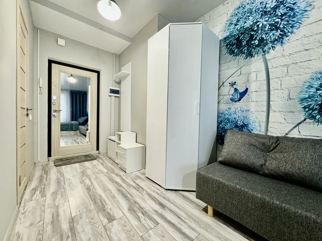 Уютная квартира-студия с большой кроватью и диваном