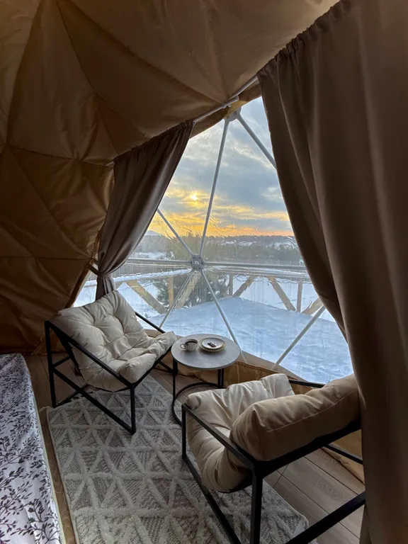 Купольный домик в окружении леса