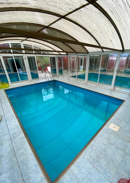 Коттедж Коттедж с сауной и бассейном — Красный