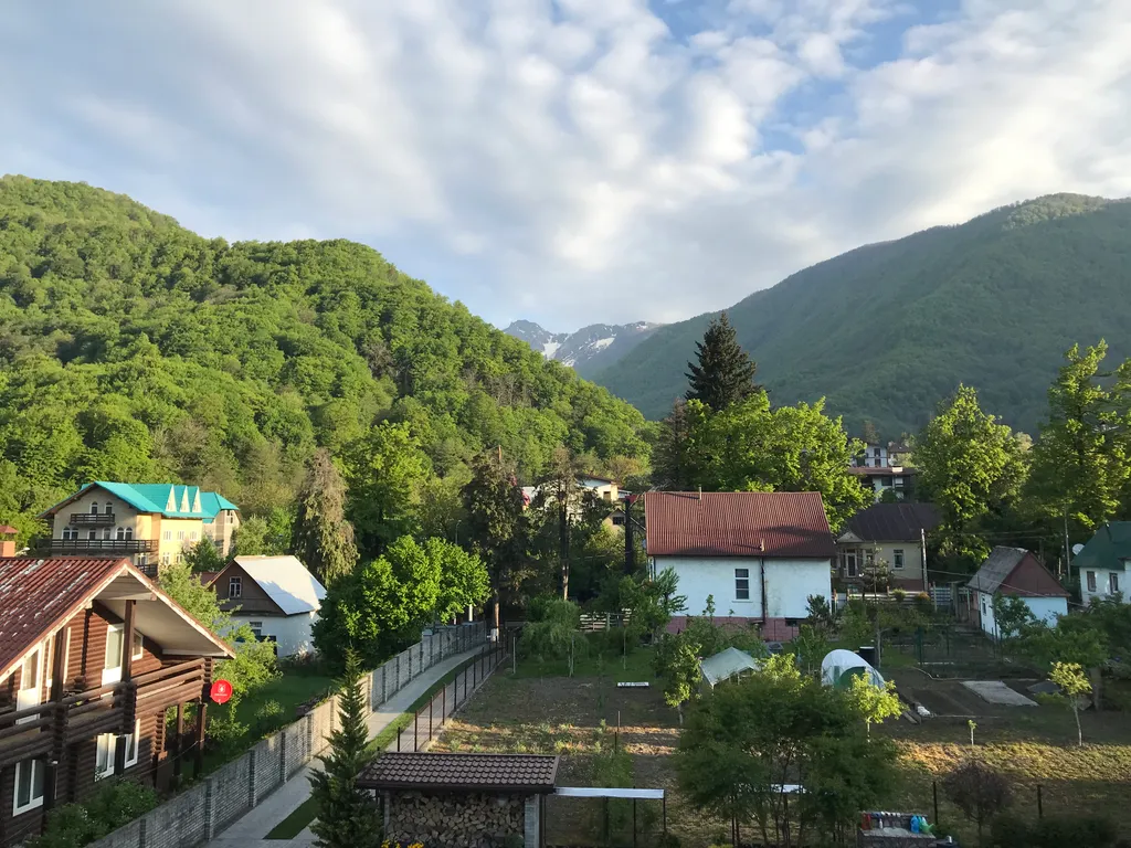 Панорамная студия с потрясающим видом на горы в центре красной поляны