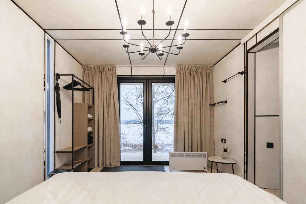 Домик-куб для двоих на берегу реки