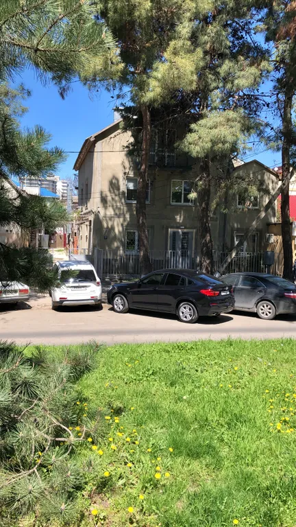 Дом с видом на сквер в центре города