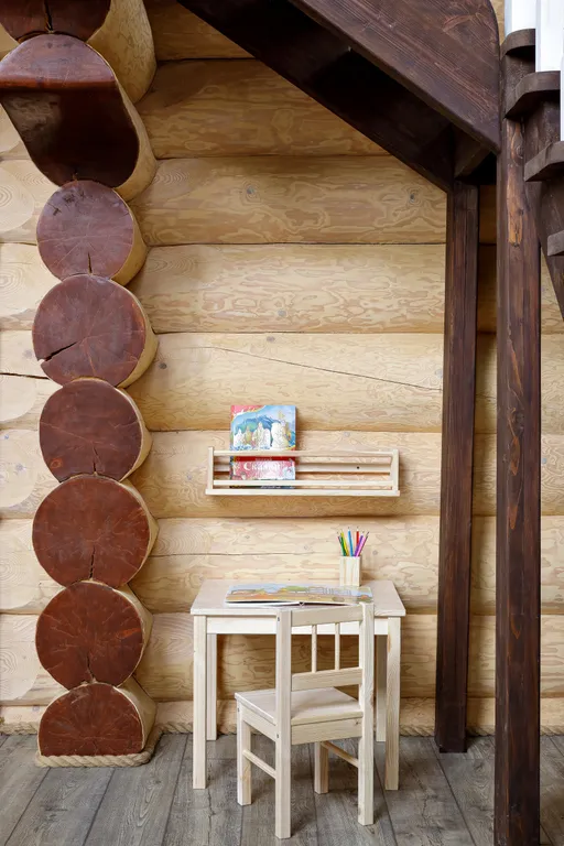 Эко-коттедж в русском стиле с панорамными окнами и террасой в лес