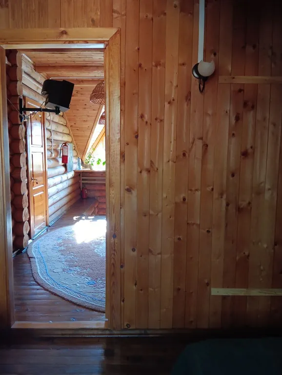 Двухспальные. С двумя раздельными кроватями. Душ и туалет рядом. Лес.