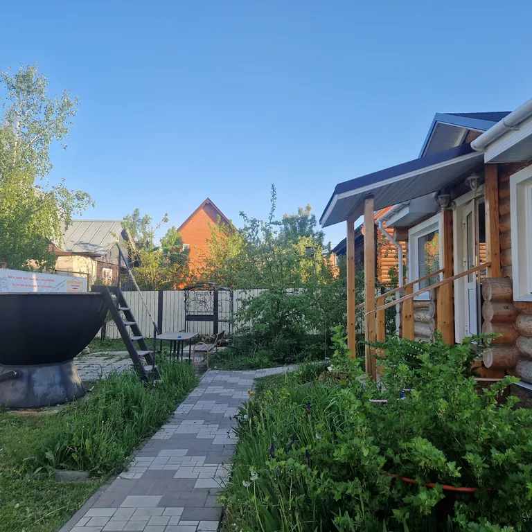 Бревенчатый новый дом с баней и банным чаном