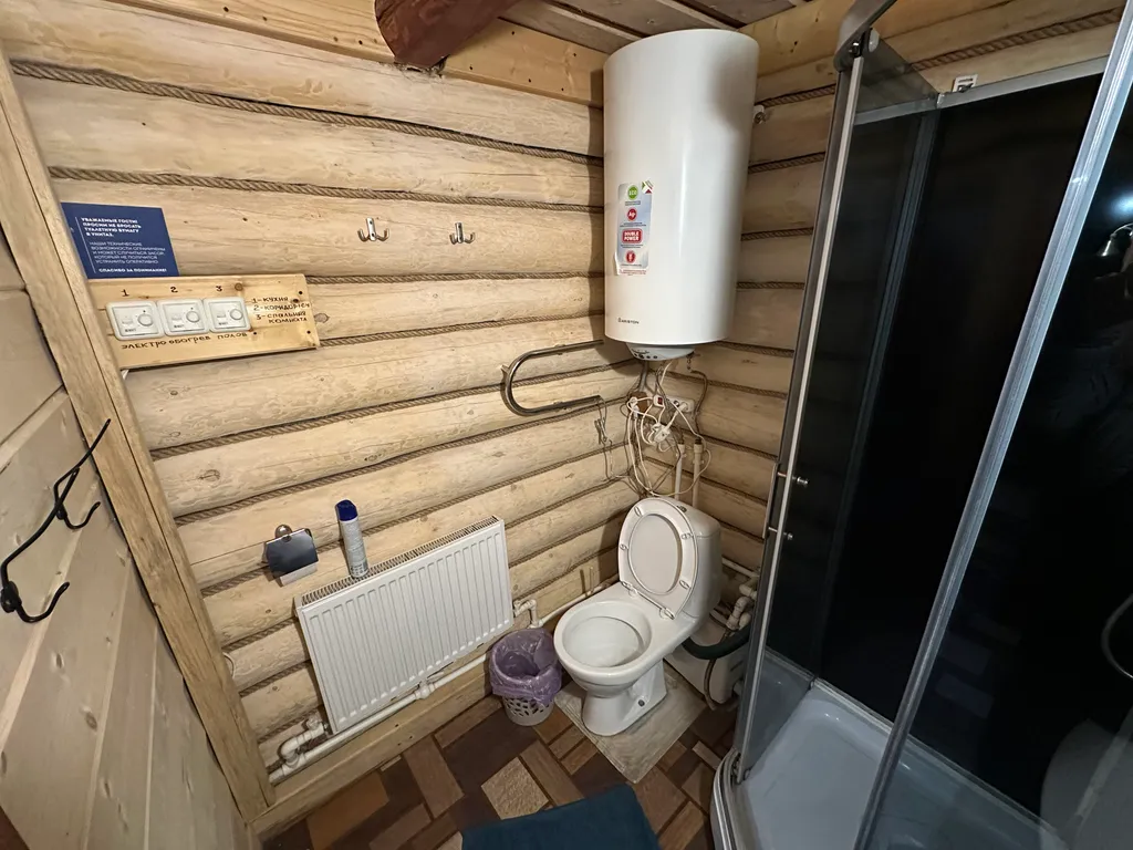 Просторный деревянный лесной дом с двумя спальнями