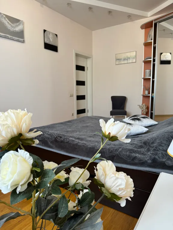 Красивая трёхкомнатная квартира в центре с видом на площадь