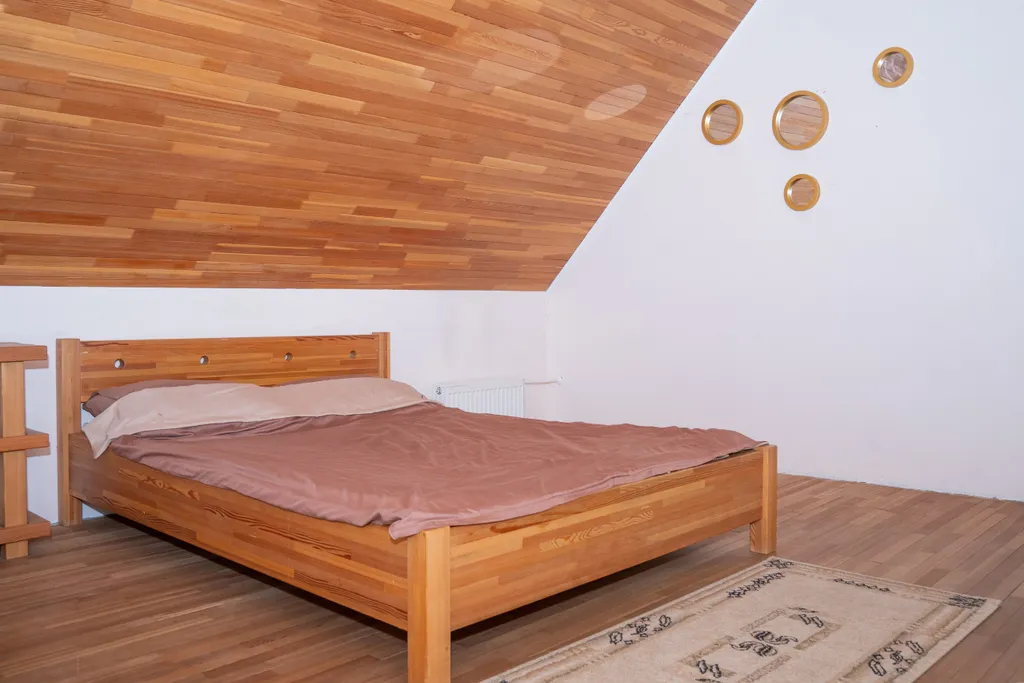 Уютный дом в окружении леса