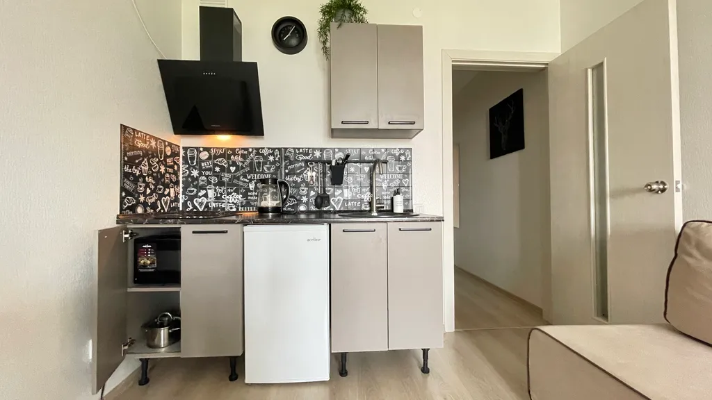 Не в отеле, а в квартире