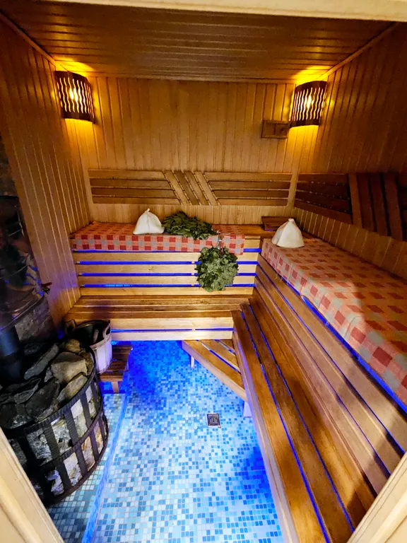 Коттедж Коттедж с баней на дровах и горячем уличным чаном — Снегиревка