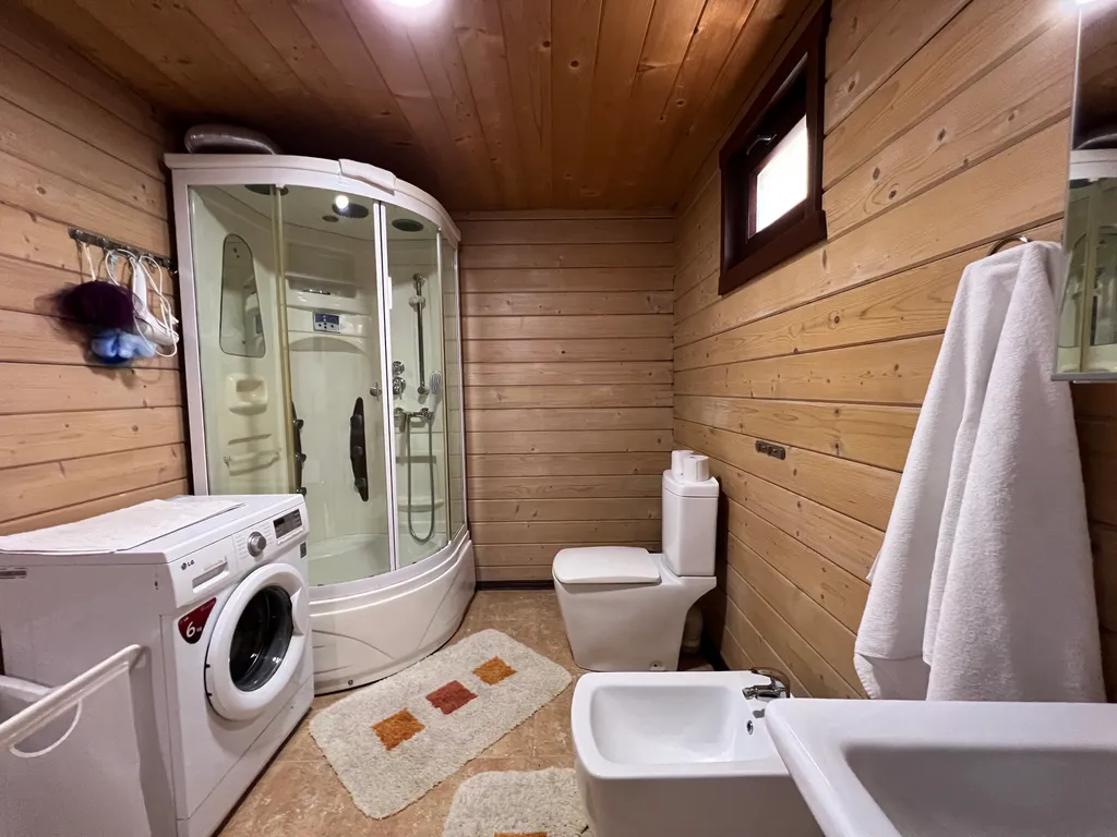 Дом с сауной и большой ванной на террасе