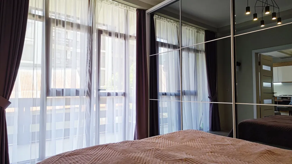 Красивый и современный апартамент со спальней