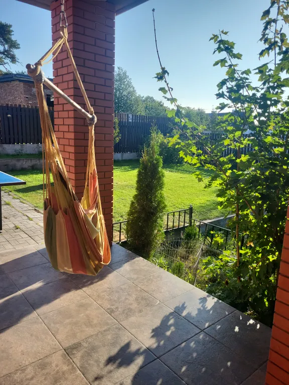 Дом с камином, зоной барбекю, батутом