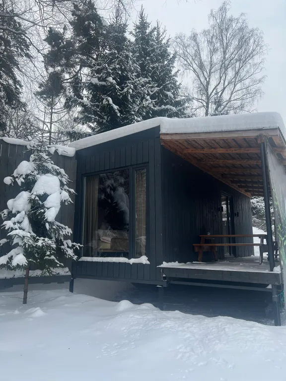 Уютный теплый домик у реки