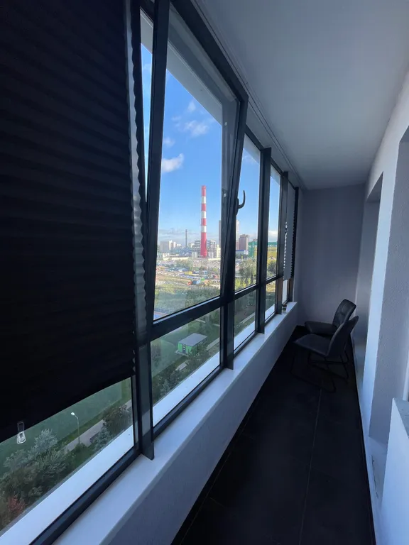 Просторная уютная студия с панорамным остеклением в тихий двор