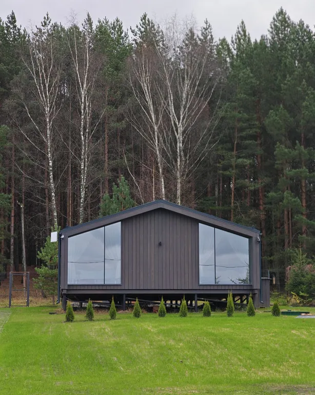 Дом у реки в сосновом лесу