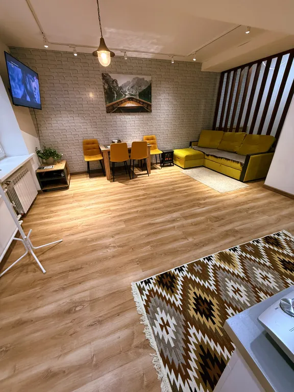 Просторная квартира с отдельным входом возле гипермаркета Перекресток