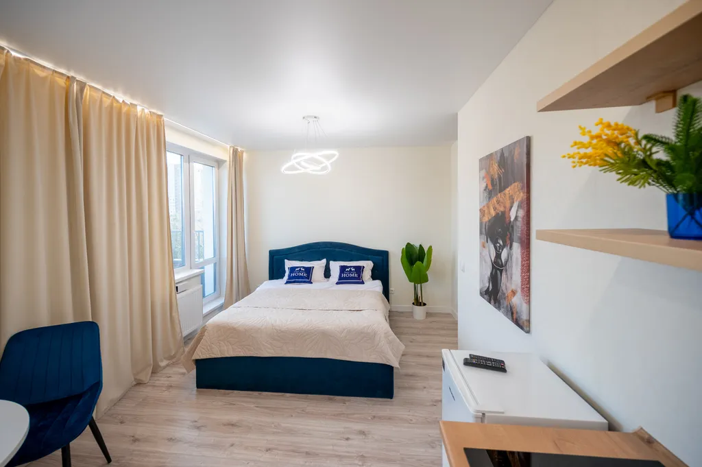 Пpосторная студия с балконом и красивым видом