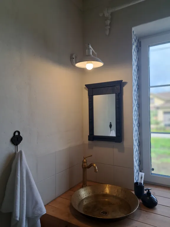 Белый дом на тихой улочке