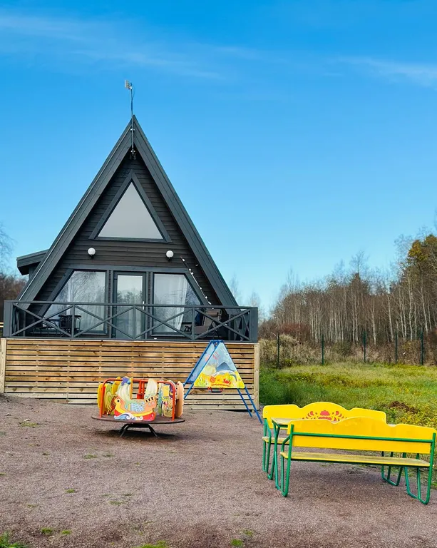 А-фрейм на берегу озера