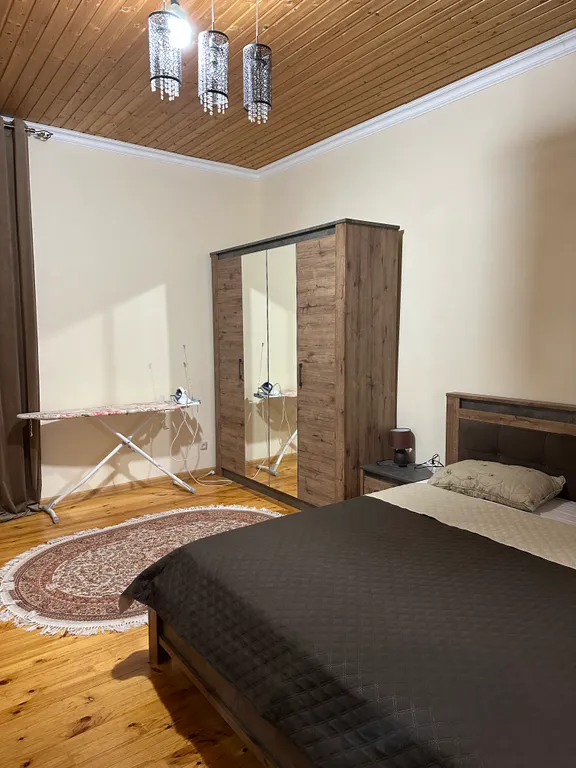 Уютный домик аквамарин у водопада и леса