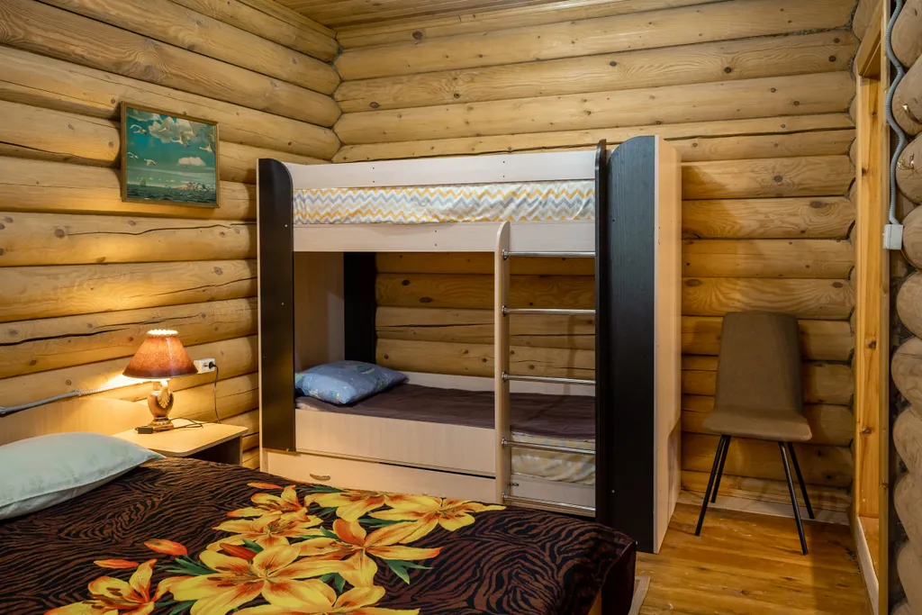 Дом 4 в  лесу у реки