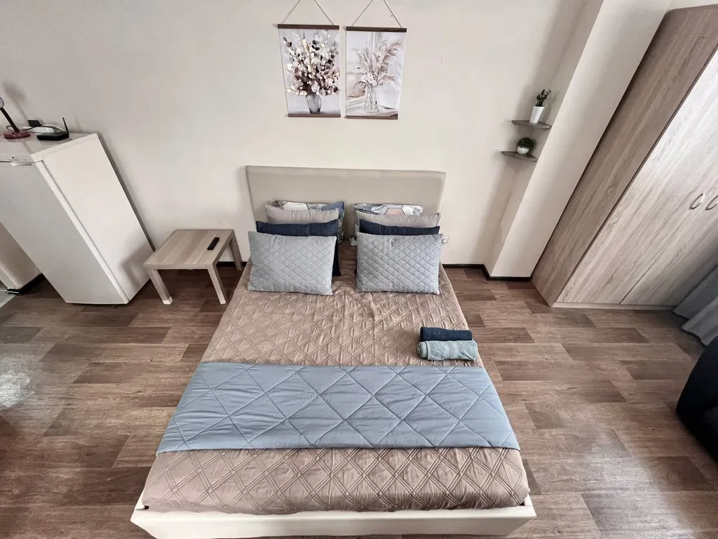 Квартира Уютная светлая студия, центр, ТЦ Вояж, парковка, кафе, аквапарк источник — Тюмень