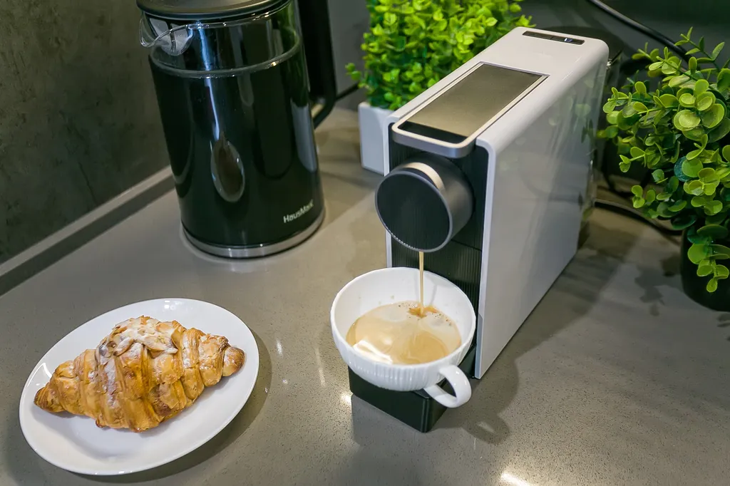 Гранатовый. На большую семью, вид на лес