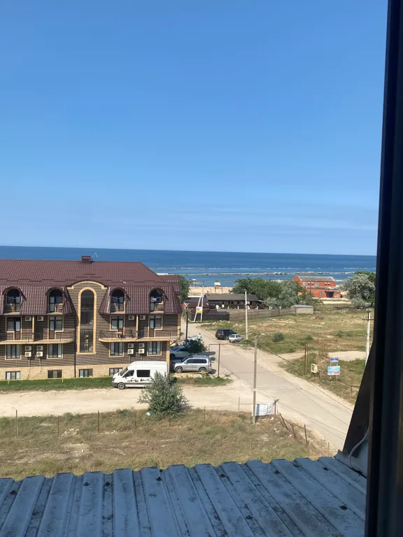 У моря