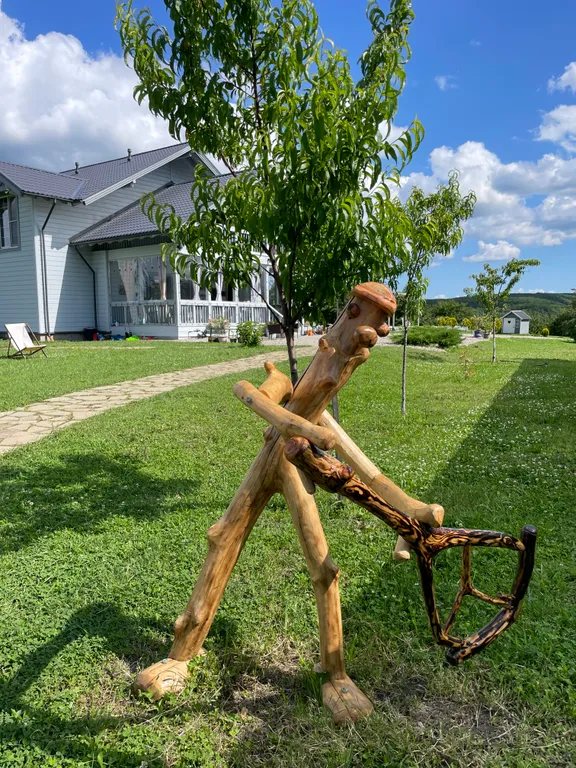 Уютный дом у горной реки