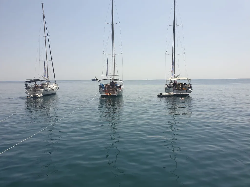 Студия с видом на море диваном и балконом