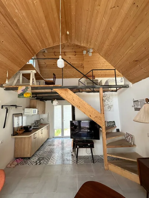 Коттедж Отдельно стоящий домик с балконом и выходом во дворик — Геленджик