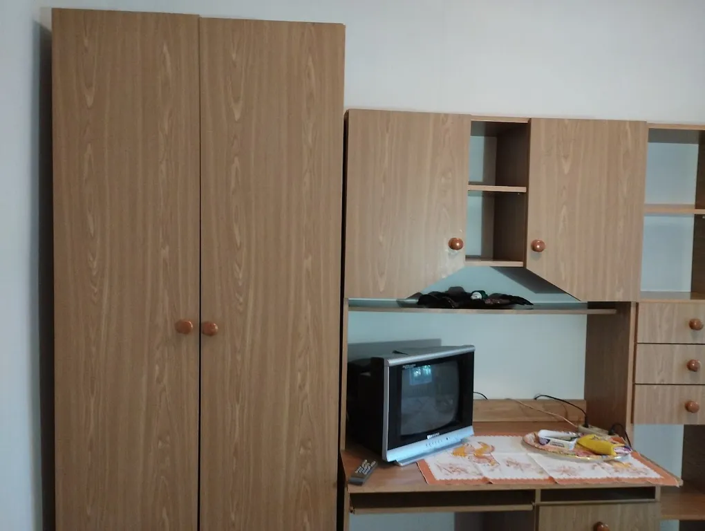 Комната с видом на осенний двор и сад