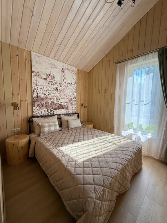 Дом Никольский с видом на главную достопримечательность