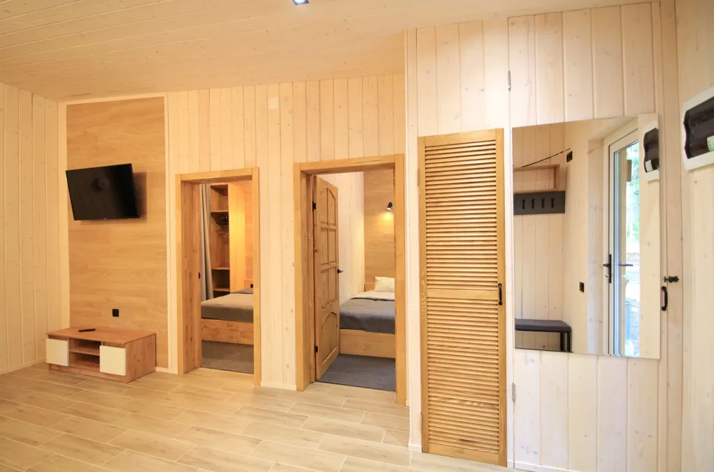 Коттедж Домик в лесу у озера для семейного отдыха — Турбаза Чайка