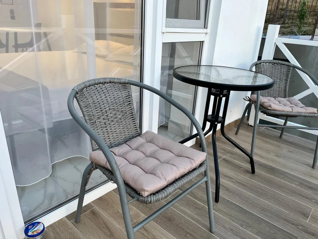 Студия с видом на горы и балконом