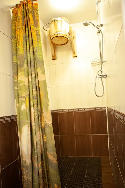 Деревянный дом у озера с сауной и бильярдом